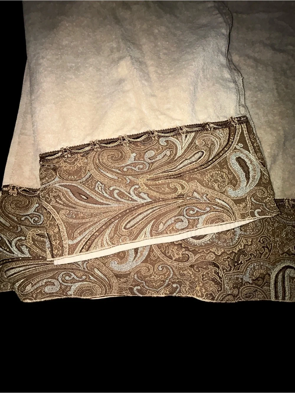 Avanti Cream Bath Towel Set of 2 with Jacquard Blue Brown Gold Paisley Border